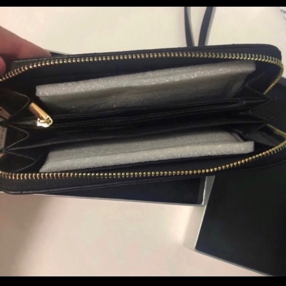 *SOLD* BCBG Wristlet / Clutch - Picture 6 of 7